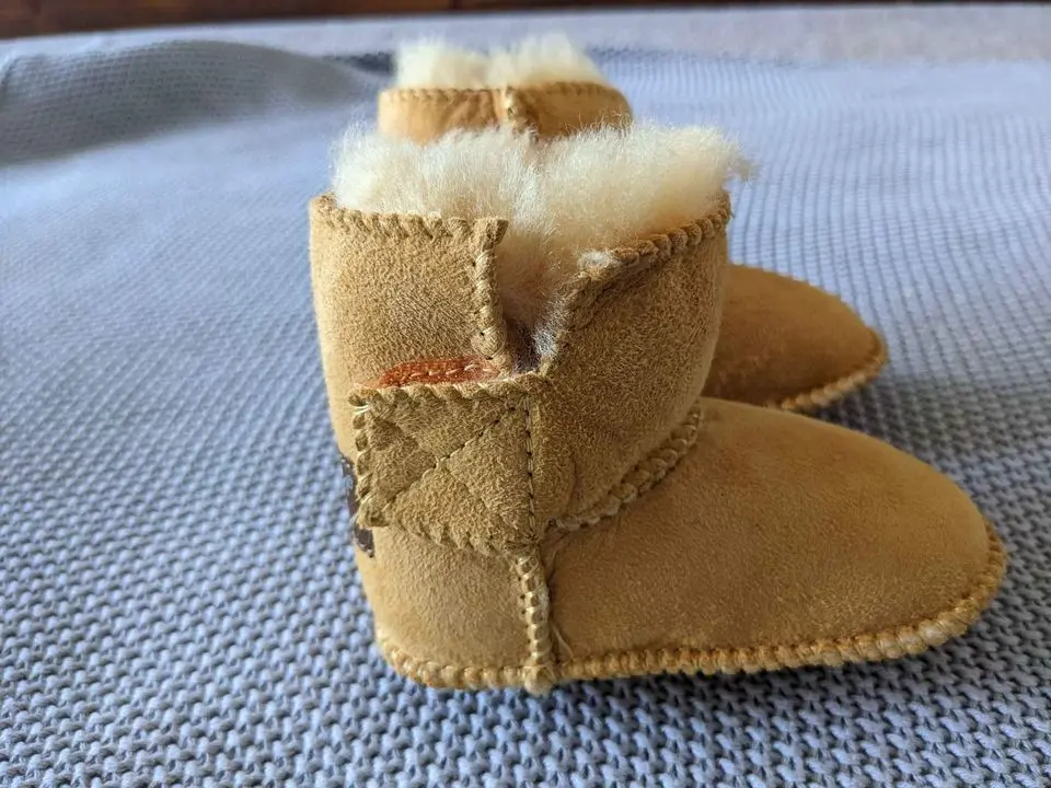 0765 baby-ugg_sheepskin-baby-booties-chestnut (5).webp