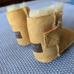 0765 baby-ugg_sheepskin-baby-booties-chestnut (1).webp