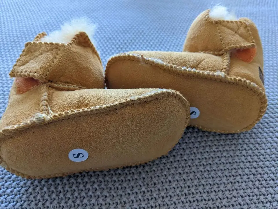 0765 baby-ugg_sheepskin-baby-booties-chestnut (4).webp