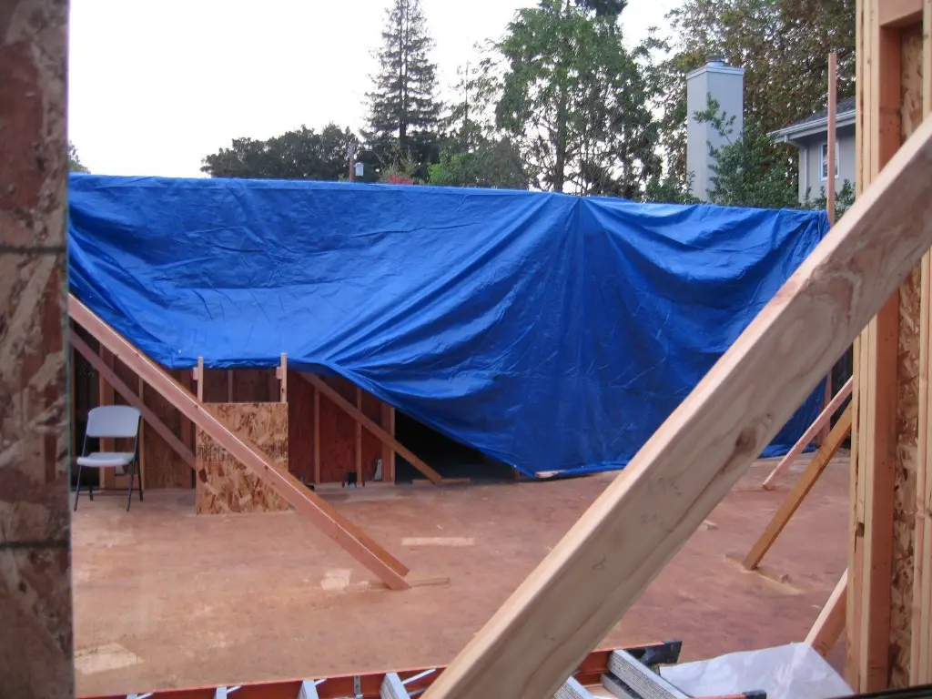 800046 blue-poly-tarp-tarpaulin-4x6 -6.webp
